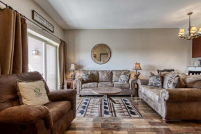 NEW! Gorgeous 2BD 2BTH Condo with Mountain Views Pool Hot Tub Game Room Close to Parkway